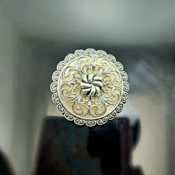 Vintage & Signed West Germany's Filigree Mother of Pearl Scarf Clip c. 1950s - Picture 4 of 9